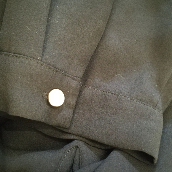 Medium black scoop neck long sleeve lightweight Vince Camuto top, button cuffs - Picture 6 of 9